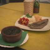 Anche se i piatti pi� richiesti sono due: la picanha e la feijoada. La prima � una coda di manzo cucinata sulla piastra e accompagnata da riso bianco, farina di maioca abbrustolita e un composto di varie verdure. La seconda consiste invece in fagioli neri amalgamati con coda, orecchie e piedi di maiale